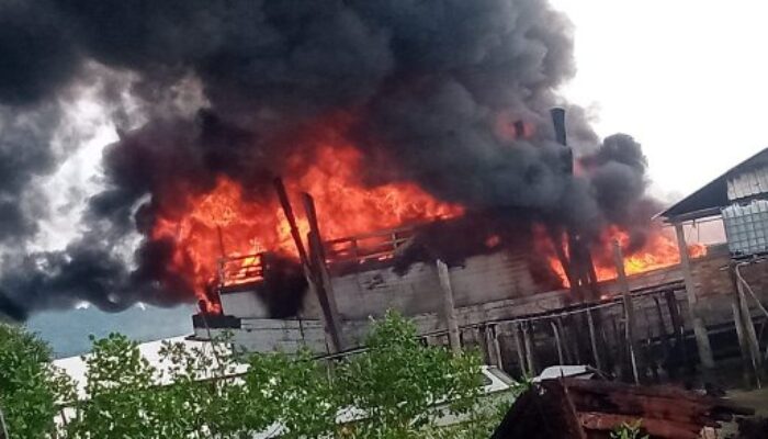 Kapal Kebakaran, Rumah Warga di Pelantar Bandar Karimun pun Nyaris Ludes