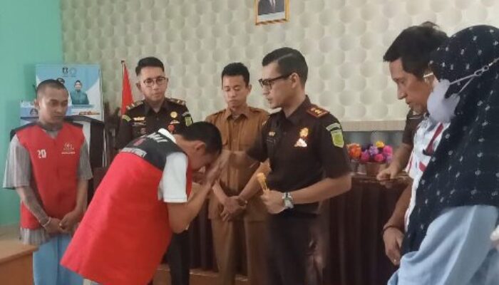 Minta Maaf, Penadah Motor Curian Cium Tangan Kajari Bintan