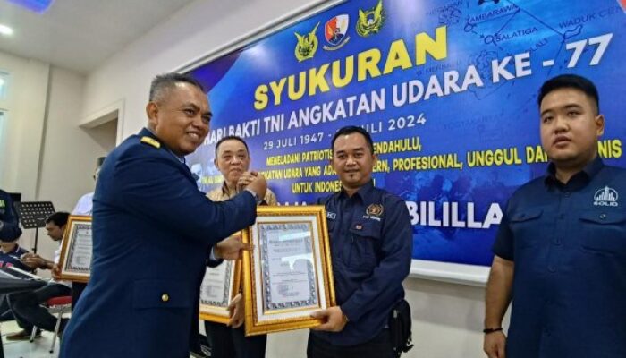Ketua PWI Kepri Terima Penghargaan dari Komandan Lanud RHF Tanjungpinang