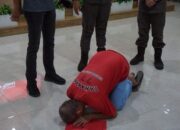 Sujud Syukur Edy dapat Ampunan Kejari Batam, Gadai Motor Perusahaan untuk Biaya Hidup