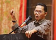 Amsakar Achmad, Kisah Si Burung Kenek-kenek Terbang Tinggi