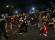 Demo Tolak RUU Pilkada hingga Malam, Polisi Halau Massa dengan Water Cannon dan Gas Air Mata