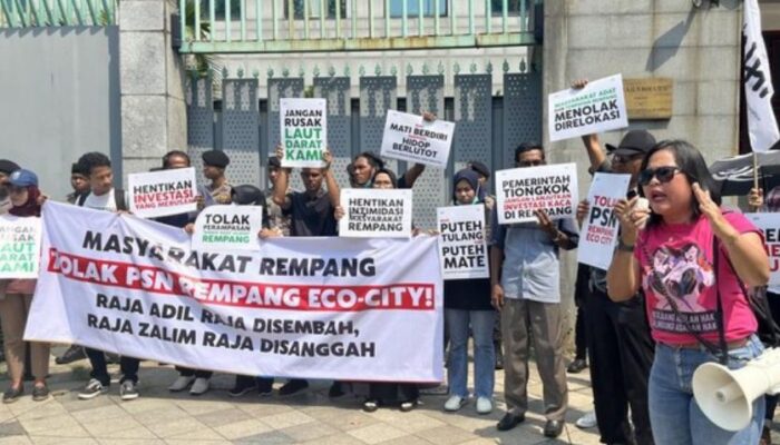 Puluhan Warga Rempang Geruduk Kedubes China dan Kantor Menko Airlangga