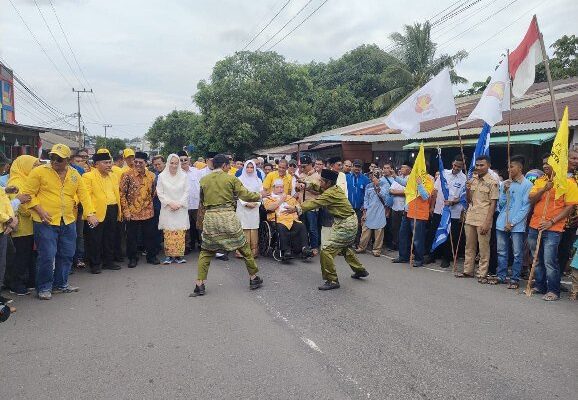 Mantan Bupati Natuna Daeng Rusnadi Muncul dengan Kursi Roda Dampingi Pasangan Cen Sui Lan-Jarmin Daftar ke KPU