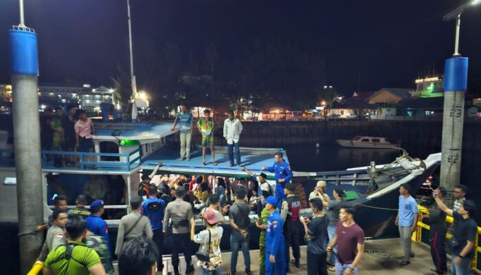Ratusan Guru dan Pelajar SMP Siantan Terjebak di Kapal Kandas KM Inka Mina Maritim
