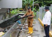 Sidak Banjir, Sekda Batam Jefridin Temukan Banyak Batang Pohon hingga Galon Sumbat Drainase
