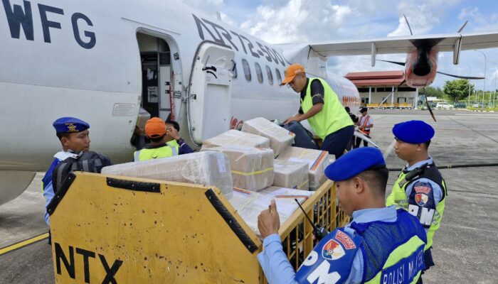 Logistik Pilkada Tiba di Natuna, Petugas Lanud RSA Langsung Kawal Distribusi dari Bandara