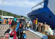 Penampakan Logistik Pilkada Tiba di Pelabuhan Anambas, Diangkut Pakai Tosa