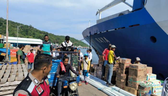 Penampakan Logistik Pilkada Tiba di Pelabuhan Anambas, Diangkut Pakai Tosa
