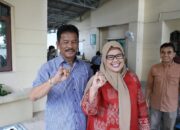 Wali Kota Batam Rudi dan Keluarga Kompak Nyoblos di TPS 017 Rosedale, Dekat Kediamannya