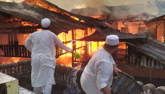 Pakai Gamis dan Peci, Penampakan Jemaah di Masjid Jamik Natuna Halau Kobaran Api Sambil Takbir