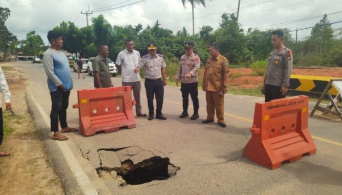Jalan Ambles, Akses ke Wisata Pantai Trikora Terputus saat Warga Mau Liburan Tahun Baru
