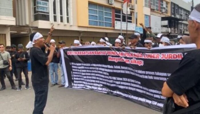 Bawaslu Batam Digeruduk Massa Tuntut Pilkada 2024 Diulang