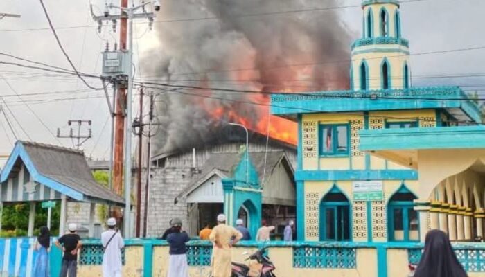 Warung Bakso Solo Terbakar, Jago Merah Nyaris Sambar Masjid Jamik Ranai Natuna