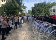 Unjuk Rasa Tuntut Pilkada Ulang di KPU Batam, Polda Kepri Redam Potensi Kerusuhan