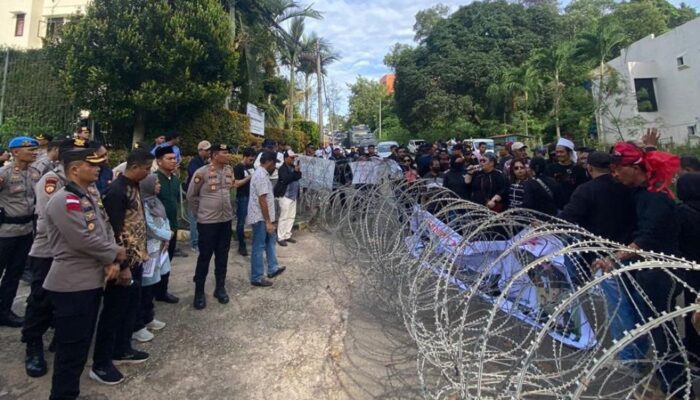 Unjuk Rasa Tuntut Pilkada Ulang di KPU Batam, Polda Kepri Redam Potensi Kerusuhan