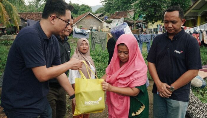Indosat Ooredoo Hutchison Salurkan Bantuan Kemanusiaan untuk Korban Bencana di Sukabumi