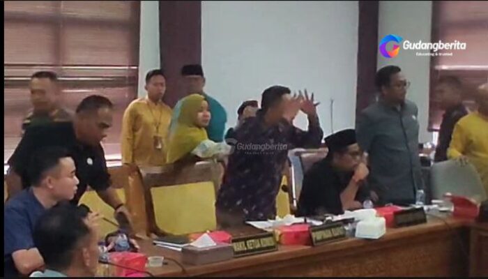 VIDEO: Ricuh Warnai Rapat RDP Polemik Lahan Teluk Bakau di DPRD Batam