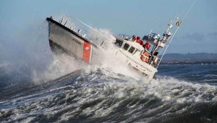 Prediksi Cuaca Kepri Mengejutkan: 50% Wilayah Laut Berpotensi Dilanda Gelombang Besar Hingga 8 Desember