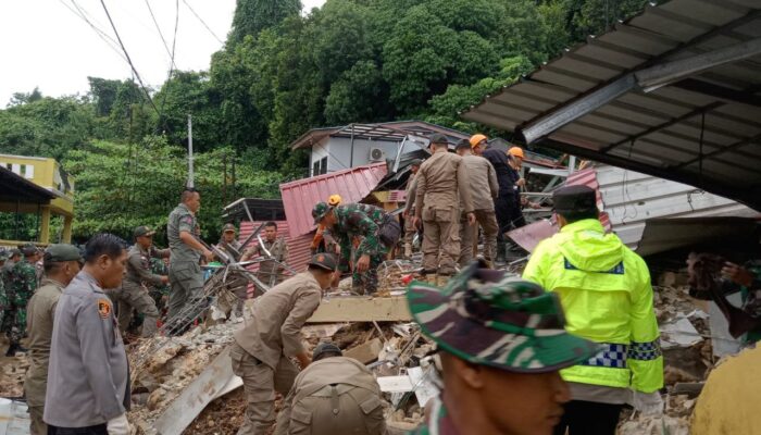 Polisi Kerahkan Anjing Pelacak untuk Pencarian Korban Longsor di Tiban Koperasi