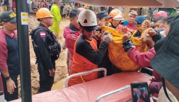 Duka di Tiban Koperasi: Pasutri Tewas, Anak Selamat dari Reruntuhan Longsor