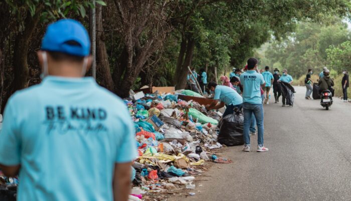 HARRIS Hotels Batam Gelar Aksi Bersih-Bersih di Tanjung Riau, Dorong Kesadaran Lingkungan