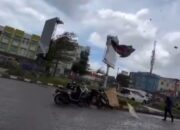 Mencekam! Angin Puting Beliung di Batam Tumbangkan Papan Reklame, Pengendara Jadi Korban