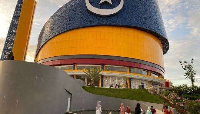 Dua Masjid Unik Berbentuk Topi di Indonesia: Ikon Keberagaman dalam Arsitektur