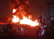 Kebakaran Hebat Landa Gudang Plastik di Kabil Raya, 5 Mobil Damkar Dikerahkan