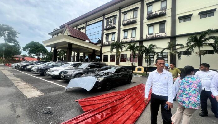 Insiden Mengerikan di Polda Kepri: Atap Spandek Jatuh, Mobil Ringsek