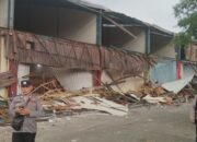 Kanopi Ruko Runtuh di Tiban Sekupang: 1 Pekerja Tewas, 1 Kritis, 6 Motor Ringsek