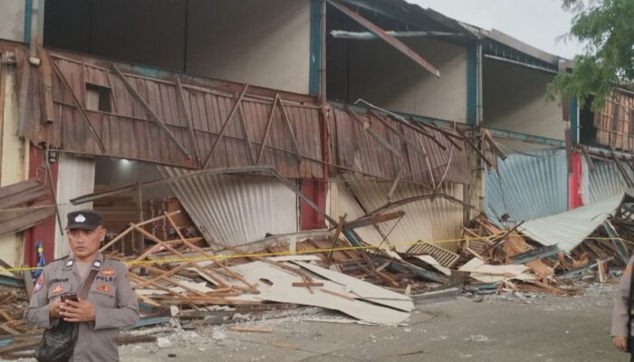 Kanopi Ruko Runtuh di Tiban Sekupang: 1 Pekerja Tewas, 1 Kritis, 6 Motor Ringsek