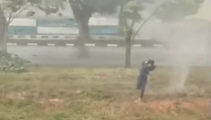 Detik-Detik Mencekam! Warga Batam Dikejar Puting Beliung hingga Terbanting, Videonya Viral