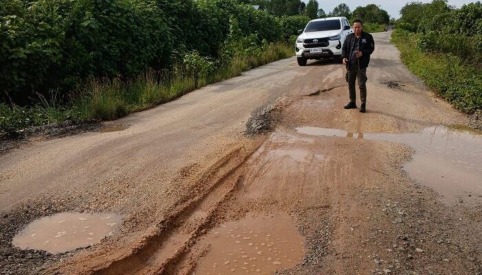 Jalan Rusak, Harapan Tersendat: Suara Warga Bunsur-Mengkapan Menembus Lumpur