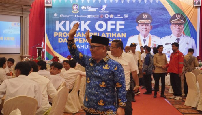 Wagub Nyanyang Buka Kick Off Pelatihan dan Pemagangan 2025, Serahkan Akreditasi 9 LPK