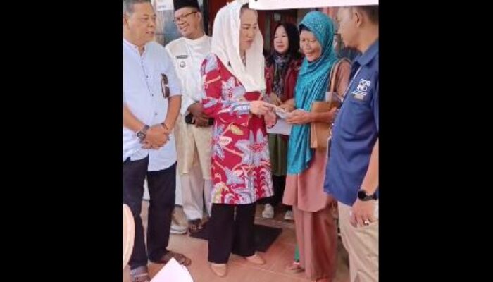 Cen Sui Lan Serahkan BST Langsung ke Warga Natuna, Anggarkan Dana dari Pemangkasan Mobil Dinas