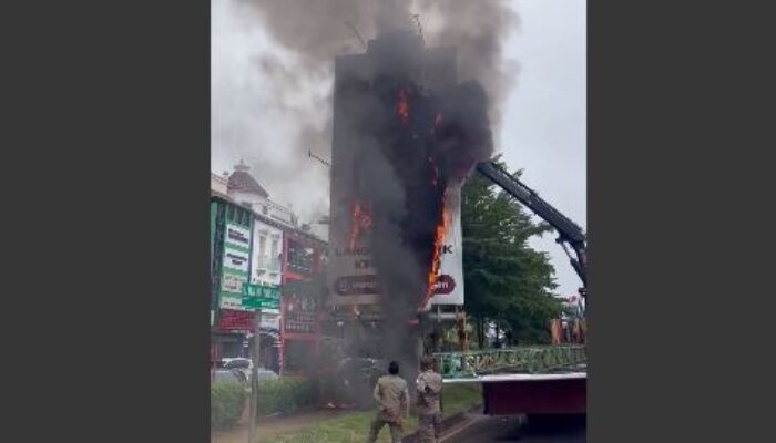 Reklame Warung Taburai Milik Praz Teguh di Batam Terbakar Saat Ditertibkan Pemko: Buka Undian iPhone 16 Jika Kejadian Disengaja