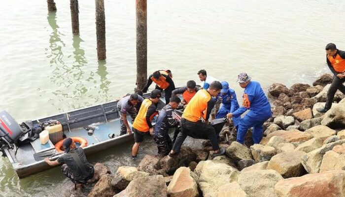 Tragis! Pemancing Hilang di Perairan Tanjung Sengkuang Ditemukan Tewas, TNI AL Evakuasi Jenazah