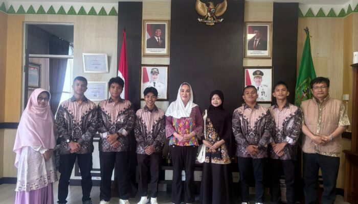 6 Anak Natuna Tembus Beasiswa Nasional SKK Migas! Bupati Cen Sui Lan: “Bawa Pulang Ilmu untuk Kemajuan Daerah”
