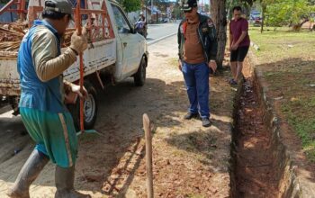 Wakil Bupati Natuna, Jarmin Sidik saat memantau pengerjaan pembersihan drainase jalan
