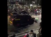 Driver Ojol Dikabarkan Tewas Dilindas Barracuda saat Demo, Rekan-Rekan Geruduk Markas Brimob