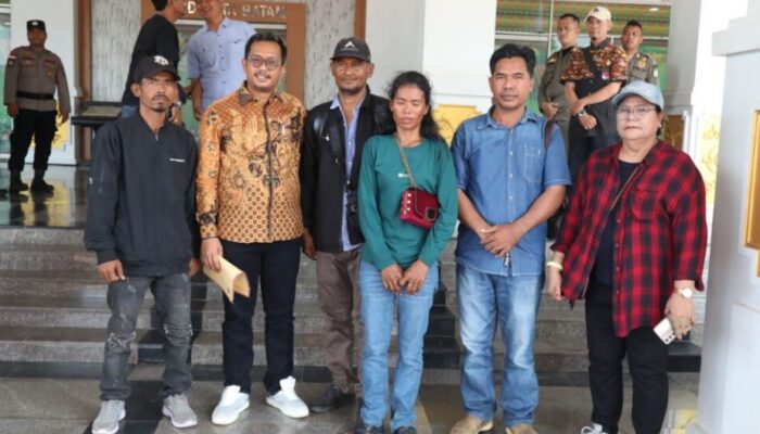 Jalan Kaki 5 Km ke DPRD Batam, Pasutri Ini Seret Dugaan Mafia Hukum Kematian Anak