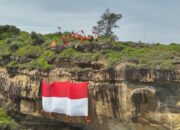 Aksi Ekstrem Basarnas Natuna: Kibarkan Merah Putih Raksasa di Tebing Tanjung Datuk