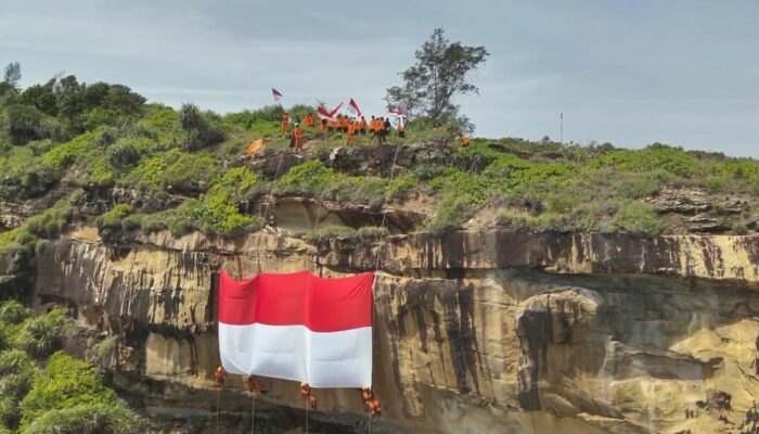 Aksi Ekstrem Basarnas Natuna: Kibarkan Merah Putih Raksasa di Tebing Tanjung Datuk