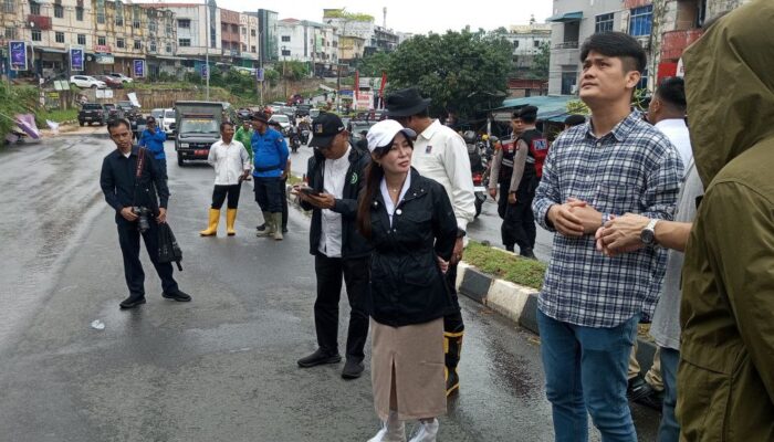 Li Claudia Janji Evaluasi Izin Pembangunan Pasca Retaining Wall Longsor di Jalan Bengkong Baru