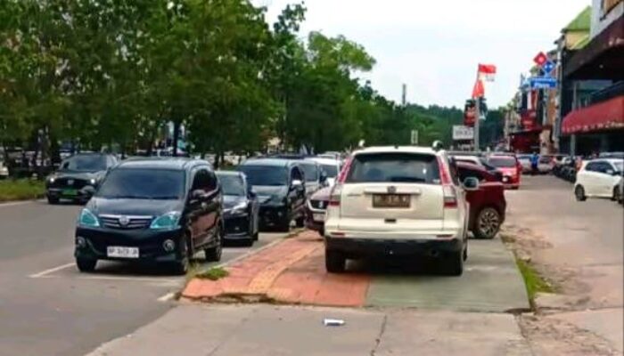 Trotoar Greenland Batam Jadi Lahan Parkir, Pejalan Kaki Terusir