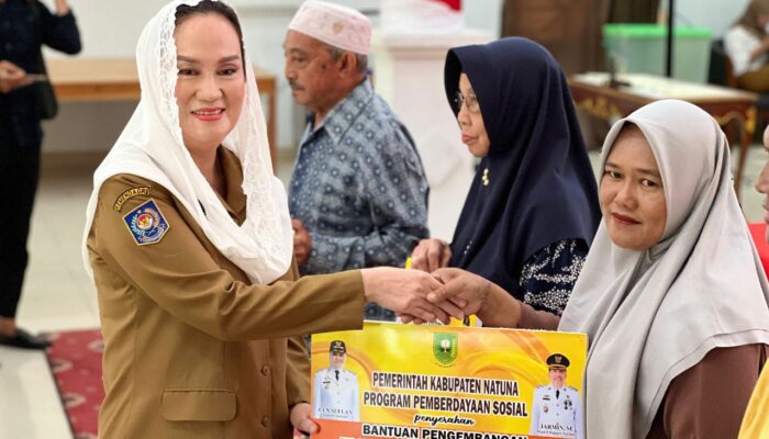 Bupati Natuna Salurkan Bansos untuk Lansia dan Pelaku Usaha Produktif, 68 KPM Terima Rp2,25 Juta