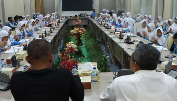 Ir. Suryanto Terima Kunjungan Siswa SD Al Kaffah ke DPRD Batam, Tanamkan Pendidikan Politik Sejak Dini