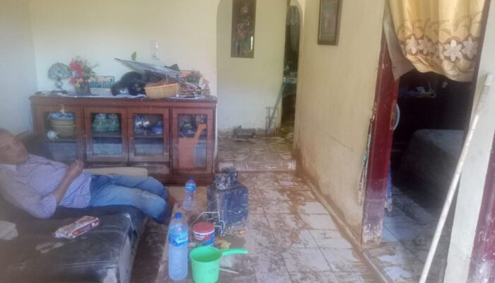 Rumah Dipenuhi Lumpur, Air Tak Mengalir: Derita Warga Padang Belum Berakhir