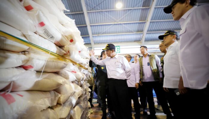 Mentan Amran Sidak Bea Cukai Karimun, Bongkar 1.000 Ton Beras Ilegal: “Ini Pengkhianatan terhadap Petani”